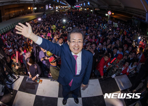 【대구=뉴시스】배훈식 기자 = 26일 오후 대구 중구 서문시장을 찾은 홍준표 자유한국당 대선 후보가 손을 흔들고 있다. 2017.04.26.  photo@newsis.com 