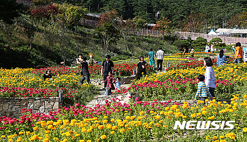 【산청=뉴시스】정경규 기자 = 5월 황금연휴를 맞아 화려한 봄꽃을 마음껏 즐길 수 있는 봄 꽃 여행 최적지, 경남 산청을 찾아보면 어떨까.사진은 산청 동의보감촌 한방테마공원 모습.2017.04.27.(사진=산청군 제공)  photo@newsis.com