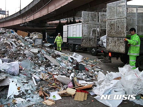 【서울=뉴시스】마포구 쓰레기 선별작업.  (사진 = 마포구 제공)  photo@newsis.com