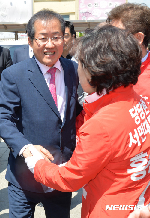 【김천=뉴시스】배훈식 기자 = 홍준표 자유한국당 대선 후보가 27일 오후 경북 김천시 김천역 앞 유세장으로 향하고 있다. 2017.04.27.  dahora83@newsis.com