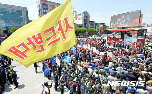 【김천=뉴시스】배훈식 기자 = 27일 오후 경북 김천시 김천역 앞에서 홍준표 자유한국당 대선 후보 선거 유세 현장에 사드 배치에 반대하는 시민들이 시위를 하고 있다. 2017.04.27.  dahora83@newsis.com