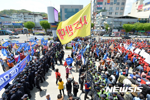 【김천=뉴시스】배훈식 기자 = 27일 오후 경북 김천시 김천역 앞에서 홍준표 자유한국당 대선 후보 선거 유세 현장에 사드 배치에 반대하는 시민들이 시위를 하고 있다. 2017.04.27.  dahora83@newsis.com