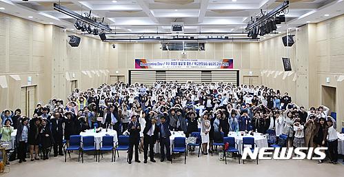 【대구=뉴시스】정창오 기자 = 26일 계명문화대학교 유아교육과 동창회가 개최한 HOME COMING DAY에 참여한 동문과 재학생, 대학관계자들이 하트를 그리며 활짝 웃고 있다. 2017.04.27.(사진=계명문화대 제공)  photo@newsis.com