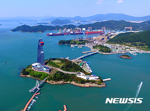 【창원=뉴시스】강경국 기자 = 경남 창원시는 진해구 명동에 위치한 진해해양공원이 최근 급증하는 안전사고의 적극적인 예방과 내부 시설물에 대한 쾌적한 관람환경 조성을 위해 안전점검의 날을 지정 운영한다고 26일 밝혔다. 사진은 진해해양공원을 하늘에서 내려다 본 전경. 2017.04.27. (사진=창원시청 제공)  kgkang@newsis.com 