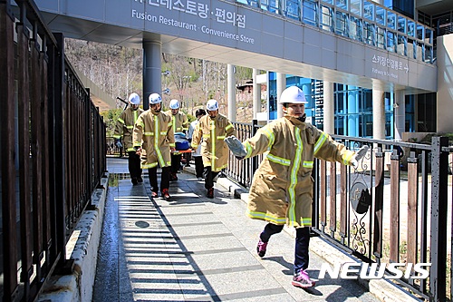  【정선=뉴시스】 김태식 기자 = 강원 정선 강원랜드는 마운틴콘도에서 고한·사북 119안전센터와 함께 지진 및 화재 등 비상상황에 대비한 합동소방훈련을 가졌다고 27일 밝혔다. 사진은 고객 대피 훈련을 하는 모습. 2017.04.27(사진=강원랜드 제공)  photo@newsis.com