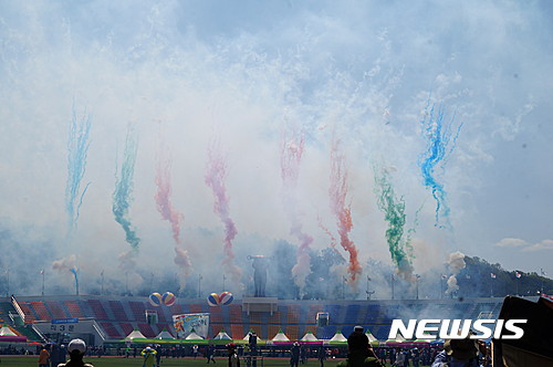 【안동=뉴시스】김진호 기자 = 27일 경북 안동시민운동장에서 열린 제19회 경상북도장애인체육대회 개막식에서 성화가 점화되는 순간 축포가 터지고 있다. 2017.04.27  kjh9326@newsis.com