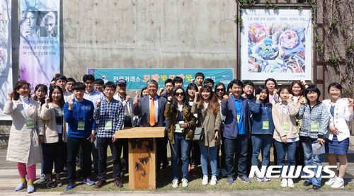 【나주=뉴시스】이창우 기자 = 국립나주병원은 빛가람(나주)혁신도시 이전 공공기관 직원들을 대상으로 28일까지 '모락樂모락樂 힐링캠프'를 진행한다고 27일 밝혔다. 사진은 전력거래소 직원들을 대상으로 열린 힐링캠프. 2017.04.27 (사진=국립나주병원 제공)  lcw@newsis.com                