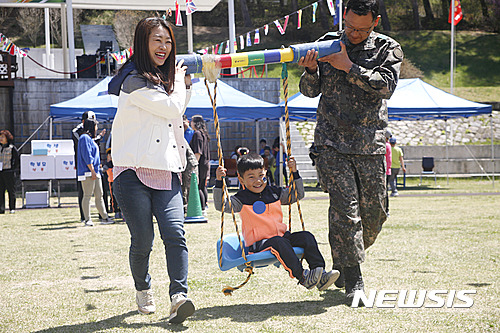 【화천=뉴시스】한윤식 기자 = 27일 육군 15사단 사령부에서 실내초등학교 운동회가 열리고 있다.2017.04.27.(사진=육군 15사단 제공)  ysh@newsis.com