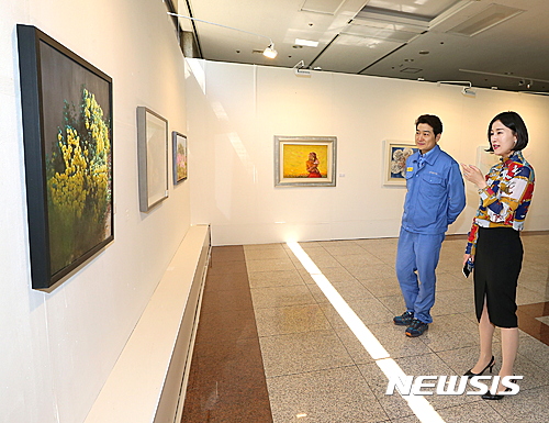 【포항=뉴시스】강진구 기자 = 포스코 포항제철소는 27일부터 5월31일까지 본사 갤러리 전시공간에서 제16대 포항미협(박상현 지부장)정기전을 개최한다고 밝혔다.사진은 이날 오전 본사 갤러리 전시공간 전경.2017.04.27.(사진=포스코 제공)  photo@newsis.com 