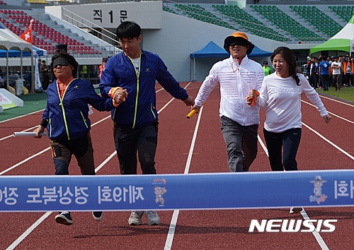 【안동=뉴시스】김진호 기자 = 27일 경북 안동시민운동장에서 열린 제19회 경상북도장애인체육대회 '400m 사랑의 달리기' 예선전이 펼쳐지고 있다.2017.04.27  kjh9326@newsis.com