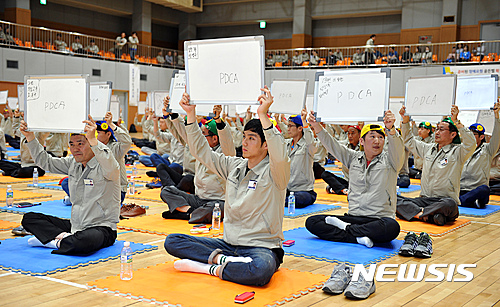 【울산=뉴시스】안정섭 기자 = 27일 울산 북구 현대자동차문화회관 체육관에서 현대차 울산공장 임직원 120명이 참가한 가운데 '2017 안전골든벨 퀴즈대회' 본선이 진행되고 있다. 2017.04.27. (사진=현대자동차 제공)  photo@newsis.com