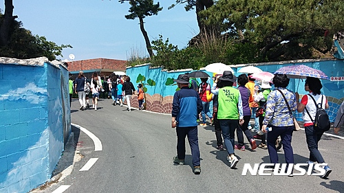 【울산=뉴시스】구미현 기자 = 울산시 북구가 관광 활성화를 위해 숨은 관광지를 찾아 떠나는 문화관광투어와 스탬프 투어 프로그램을 운영한다고 27일 밝혔다. 사진은 지난해 당사마을을 찾은 관광객들 모습. 2017.04.27. (사진=울산시 북구 제공)  photo@newsis.com