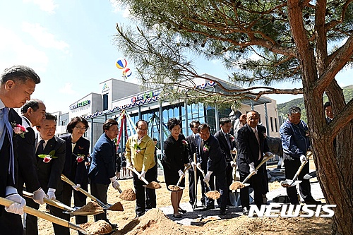 【대전=뉴시스】김양수 기자 = 강원 양구군산림조합은 청정 DMZ산림에서 생산되는 임산물을 판매하고 임업인들의 소통 공간으로 활용될 'DMZ산림두드림센터'를 준공, 27일 개장 기념식을 가졌다. 이미라(왼쪽서 세번째) 북부지방산림청장과 이석형(왼쪽서 다섯번째) 산림조합중앙회장 등이 참석 내빈들과 기념식수를 하고 있다.2017.04.27(사진=산림조합중앙회 제공)  photo@newsis.com