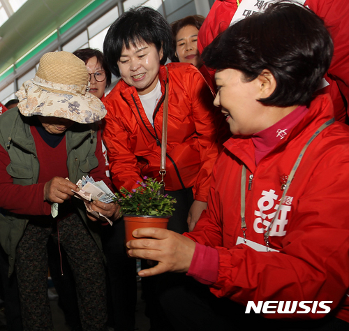 【제주=뉴시스】우장호 기자 = 자유한국당 홍준표 대선 후보 부인인 이순삼 여사가 27일 오후 제주시 도두1동 민속오일장을 유세차 방문해 화분을 구입하고 있다. 2017.04.27.  woo1223@newsis.com