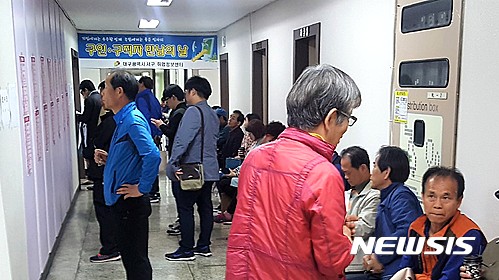 【대구=뉴시스】민경석 기자 = 대구시 서구는 구인난을 겪고있는 지역 내 기업과 취업을 희망하는 구직자들을 대상으로 찾아가는 구인·구직 만남의 날 행사를 27일 개최했다. 사진은 이날 행사장에서 면접순서를 기다리는 구직자들의 모습이다. 2017.04.27.  0803mks@newsis.com