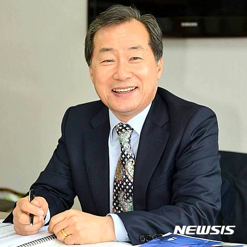 【포항=뉴시스】강진구 기자 = 경북 포항시는 제17대 박의식(사진) 부시장이 오는 30일 35년간 공직생활을 마치고 명예롭게 퇴임한다고 27일 밝혔다.2017.04.27.(사진=포항시 제공)  photo@newsis.com