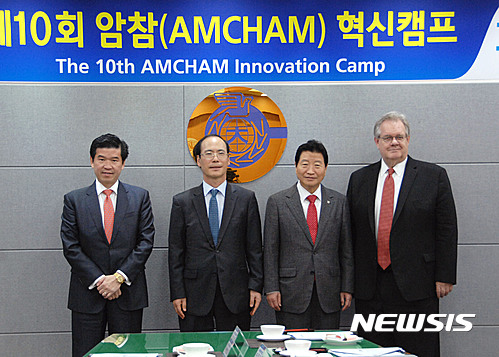 【창원=뉴시스】 홍정명 기자 = 27일 국립 창원대학교에서 열린 '제10회 암참(AMCHAM) 혁신캠프'에 참석한 암참 회장 제임스 킴(왼쪽부터) 한국지엠㈜ 대표와 최해범 창원대 총장, 안상수 창원시장, 제프리 존스 암참 전 회장이 기념촬영을 하고 있다.2017.04.27.(사진=창원대학교 제공)  photo@newsis.com