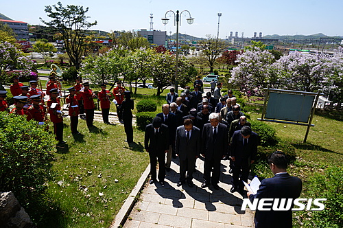 【서울=뉴시스】안호균 기자 = 27일 오전 11시 경기도 파주시 통일공원 내 한국전 순직 종군기자 추념비 앞에서 개최된 제40회 한국전 순직 종군기자 추도식에서 참석자들이 묵념을 하고 있다.(사진제공: 한국기자협회)  ahk@newsis.com