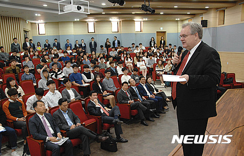 【창원=뉴시스】 홍정명 기자 = 27일 국립 창원대학교에서 열린 주한미국상공회의소(AMCHAM) '제10회 암참(AMCHAM) 혁신캠프'에 참석한 제프리 존스(오른쪽) 암참 전 회장이 창원지역 6개 대학 학생들에게 외국계 기업 취업 준비 시 유의사항 등에 대해 설명하고 있다. .2017.04.27.(사진=창원대학교 제공)  photo@newsis.com