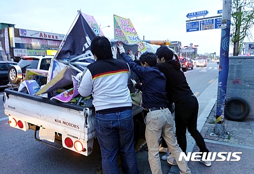 【전주=뉴시스】윤난슬 기자 = 전북 전주시가 전주국제영화제와 FIFA U-20월드컵 관람을 위해 전주를 찾는 관광객에게 깨끗하고 아름다운 도시 이미지를 심어주기 위해 불법 유동광고물 정비에 나선다고 27일 밝혔다. 2017.04.27.(사진=전주시 제공)  photo@newsis.com