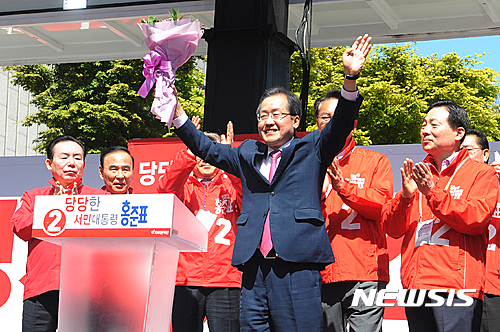 【천안=뉴시스】이종익 기자 = 홍준표 자유한국당 대선 후보가 27일 오후 충남 천안의 신세계백화점 충청점 조각광장에서 선거 유세에 앞서 꽃다발을 받고 유권자들에게 인사하고 있다. 2017.04.27.  007news@newsis.com