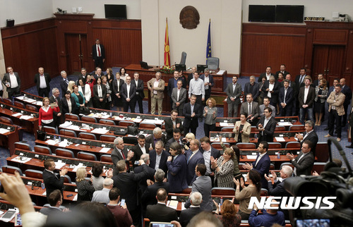 【스코페(마케도니아)= AP/뉴시스】 = 마케도니아 국회에서 27일(현지시간) 저녁 신임 국회의원 선출과정에 부정행위가 있다며 불만을 품은 시위대가 의사당에 난입해 의원들을 폭행하는 사태가 벌어졌다. 알바니아민주연합당이 소수당과 연합해 당선자를 내자 반대당의 시위대가 의원들을 폭행했다.   
