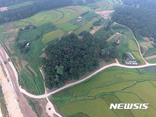 【용인=뉴시스】이정하 기자 = 경기 용인시는 고려시대 대몽항쟁 전승지인 처인구 남사면의 '처인성(사진)'에 높이가 10m에 달하는 대공간 '전통 한옥체험관'을 건립한다고 28일 밝혔다. 순수 목재만을 사용해 10m 높이로 전통 한옥 건축물을 짓는 것은 국내 처음으로 시도되는 것이다. 2017.04.28 (사진=용인시 제공)  photo@newsis.com