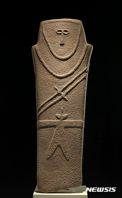 【서울=뉴시스】사람 모양의 석상, 기원전 4000년, 사암, 높이 100㎝, 사우디아라비아 국립박물관 