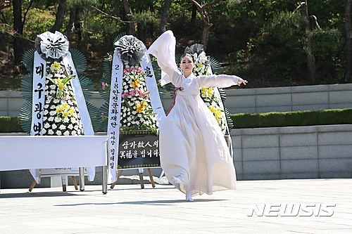 【대구=뉴시스】배소영 기자 = 28일 대구 달서구 학산공원 내 위령탑에서 '22주기 상인동 도시가스폭발참사 추도식'이 열린 가운데 대구가톨릭대학 김윤서 학생이 살풀이 춤을 추고 있다. 2017.04.28.  soso@newsis.com