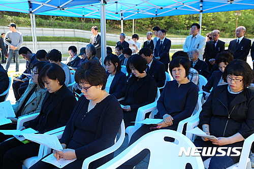 【대구=뉴시스】배소영 기자 = 28일 대구 달서구 학산공원 내 위령탑에서 '22주기 상인동 도시가스폭발참사 추도식'이 열리고 있다. 2017.04.28.  soso@newsis.com 