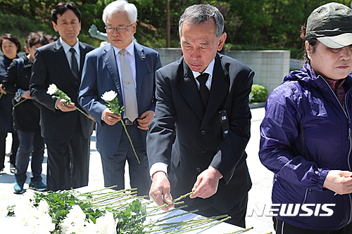 【대구=뉴시스】배소영 기자 = 28일 대구 달서구 학산공원 내 위령탑에서 '22주기 상인동 도시가스폭발참사 추도식'이 열린 가운데 유족들이 헌화하고 있다. 2017.04.28.  soso@newsis.com 