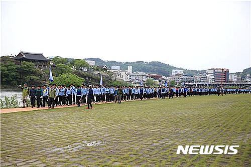 【진주=뉴시스】정경규 기자 = 경남 진주 대아고등학교는 28일 충무공 탄신 472주년을 맞아 전교생이 참여하는 제50회 충무공 탄신 기념 행군을 실시했다.2017.04.28.(사진=대아고 제공)  photo@newsis.com