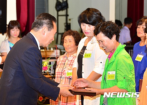 【순창=뉴시스】윤난슬 기자 = 전북 순창군은 전북도 삼락농정 사업의 일환으로 추진하는 여성농업인 생생카드 사업에 대한 3차 추가 모집을 내달 1일부터 6월 30일까지 신청을 받는다고 28일 밝혔다. 2017.04.28.(사진=순창군 제공)  photo@newsis.com