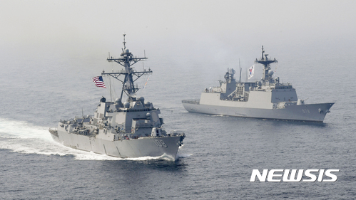 【AP/뉴시스】 미 구축함과 훈련하고 있는 해군 구축함 왕건함.