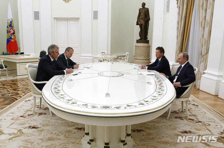 [모스크바=AP/뉴시스]블라디미르 푸틴 러시아 대통령(오른쪽 끝)과 러시아 가스프롬 CEO 알렉세이 밀러(오른쪽 두번째)가 2017년 4월28일 오스트리아 국영 OMV 천연가스사 CEO 라이너 젤레(왼쪽)와 모스크바 대통령궁에서 만나고 있다. 