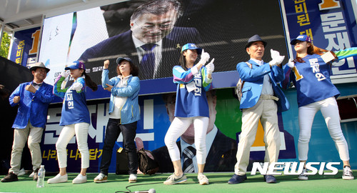 【광주=뉴시스】신대희 기자 = 정치·문화계 원로 4인방으로 구성된 '꽃보다 할배 유세단(이하 꽃할배 유세단)'이 1일 광주 남구 봉선동 이마트 사거리에서 문재인 더불어민주당 19대 대선 후보 지지를 호소하며 율동하고 있다.   꽃할배 유세단은 3선 의원이자 코레일 사장을 역임한 이철(69) 전 의원과 '나의 문화 답사기' 저자 유홍준(68) 교수, 유시민 작가의 누나인 유시춘(66) 작가와 원혜영(65) 민주당 의원으로 구성됐다. 2017.05.01.  sdhdream@newsis.com