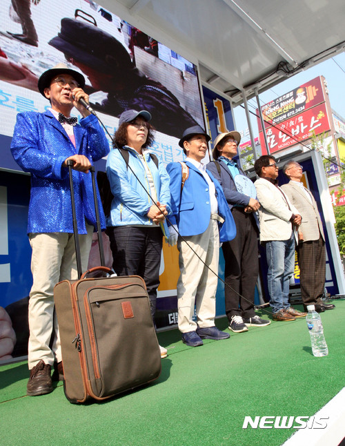 【광주=뉴시스】신대희 기자 = 정치·문화계 원로 4인방으로 구성된 '꽃보다 할배 유세단(이하 꽃할배 유세단)'이 1일 광주 남구 봉선동 이마트 사거리에서 문재인 더불어민주당 19대 대선 후보 지지를 호소하고 있다.   꽃할배 유세단은 3선 의원이자 코레일 사장을 역임한 이철(69) 전 의원과 '나의 문화 답사기' 저자 유홍준(68) 교수, 유시민 작가의 누나인 유시춘(66) 작가와 원혜영(65) 민주당 의원으로 구성됐다. 2017.05.01.  sdhdream@newsis.com