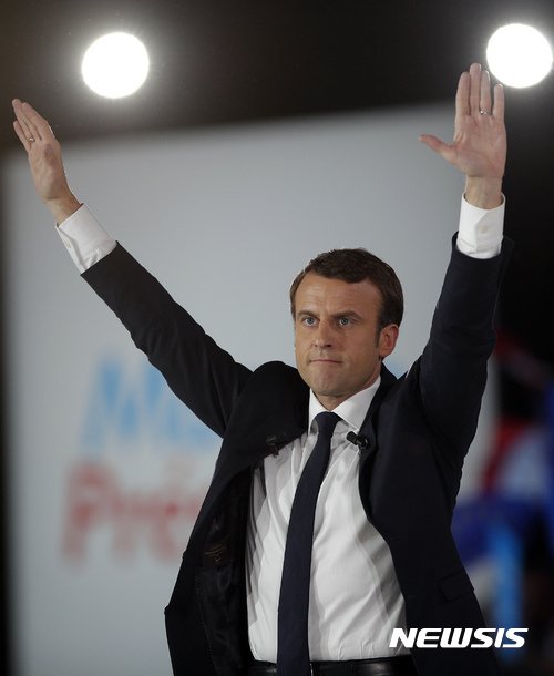 【파리=AP/뉴시스】에마뉘엘 마크롱 프랑스 대선후보가 1일(현지시간) 파리 유세에서 지지자들을 향해 양팔을 들어보이고 있다. 2017.05.02  