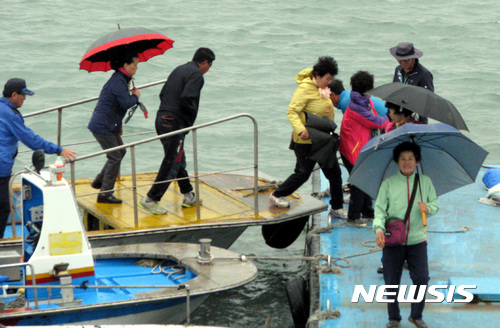 【신안=뉴시스】박상수 기자 = 제19대 대통령 선거일인 9일 전남 신안군 압해읍 효지도(우간도) 주민들이 비가 내리는 날씨에도 선박을 이용해 투표소가 설치된 본섬 복룡리로 나오고 있다. 2017.05.09    parkss@newsis.com 