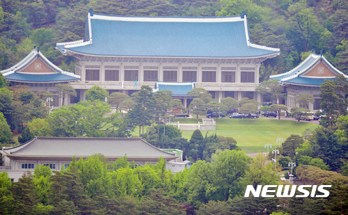 靑 "OECD, 한국 올해 성장률 3050클럽 중에서 1위로 예측"