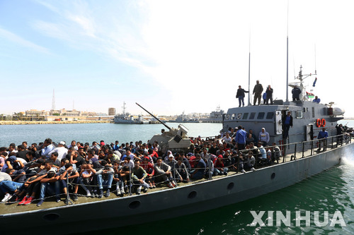 【트리폴리=신화/뉴시스】지중해에서 구조된 난민들이 탄 리비아 해군 함정이 10일(현지시간) 트리폴리 항구로 들어오고 있다. 리비아 해군은 이날 서부 사브라타 근해에서 300여면의 난민들을 구조했다. 2017.05.11