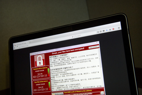 【베이징= AP/뉴시스】 중국 베이징의 한 컴퓨터 화면에 나타난 랜섬웨어의 경고화면. 13일부터 중국 베이징등지에서도 랜섬웨어 '워너크라이'의 피해가 신고되면서 피해국은 전 세계 150여개국 20여만건으로 확산되었다고 유로폴 책임자가 밝혔다. 2017.05.15    