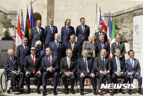 【바리=AP/뉴시스】선진 7개국(G7) 재무장관과 중앙은행 총재들이 13일(현지시간) 회의를 개최한 이탈리아 바리에서 기념 촬영을 하고 있다. 2017.05.14