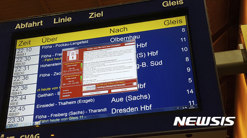 【켐니츠(독일)=AP/뉴시스】 12일 글로벌 해킹의 주범 '워너크라이'의 공격으로 인해 마비된 독일 켐니츠시의 철도청 컴퓨터 화면. 독일 국영철도회사는 열차 발착시간 프로그램에 대한 이 사이버 공격이 독일의 모든 부문에 걸친 공격중의 하나였지만, 실제로 철도운영에는 지장이 없다고 말했다. 2017.05.14    