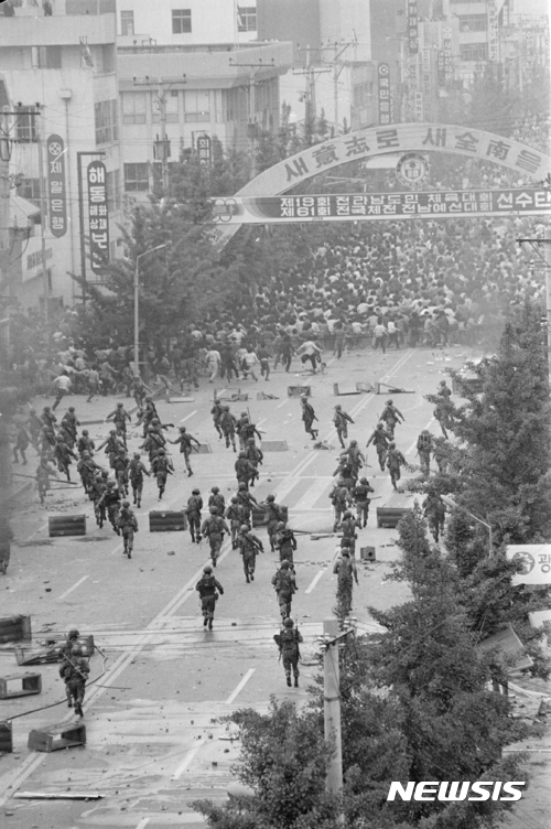 광주시민들에 대한 계엄군의 집단 발포가 이뤄진 1980년 5월21일 오후 금남로 현장. (사진=뉴시스DB)