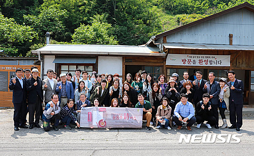 【광양=뉴시스】김석훈 기자 = 전남 광양시는 지난 13일 윤동주 탄생 100주년을 기념해 윤 시인의 유고 복사본을 진월면 망덕포구에 위치한 정병욱 가옥에 전시하는 행사를 가졌다고 밝혔다.  이날 전시행사 후 이삼식 광양시 문화예술과장, 유고 사본을 보관해온 윤인석 성균관대 교수, 정학성 교수, 전시 가옥소유자 박춘식씨 등 참석자들이 기념촬영하고 있다. 2017.05.14. (사진=광양시청 제공) kim@newsis.com 