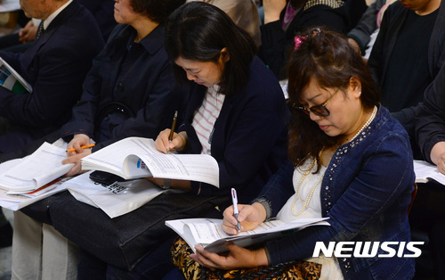 【서울=뉴시스】김선웅 기자 = 14일 오후 서울 중구 종로학원 본원에서 열린 고1·2·3 대상 의대,치의대,한의대, 약대 및 보건계열 입시설명회에서 참가 학생 및 학부모들이 입시설명을 경청하고 있다. 2017.05.14. mangusta@newsis.com