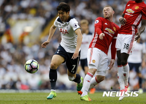 Tottenham's Son Heung-min, left, vies for the ball with Manchester United's Wayne Rooney during the English Premier League soccer match between Tottenham Hotspur and Manchester United at White Hart Lane stadium in London, Sunday, May 14, 2017. (AP Photo/Frank Augstein)