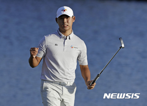 【플로리다=AP/뉴시스】김시우(22·CJ대한통운)가 15일(한국시간) 열린 PGA투어 플레이어스 챔피언십에서 우승한 뒤 주먹을 불끈 쥐고 있다. 2017.05.15.