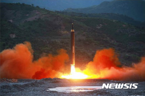 【서울=뉴시스】북한이 지난 5월 14일  지상대지상 중장거리 전략탄도로켓 '화성-12형'을 시험발사하는 모습.  2017.05.15. (출처=노동신문)  photo@newsis.com